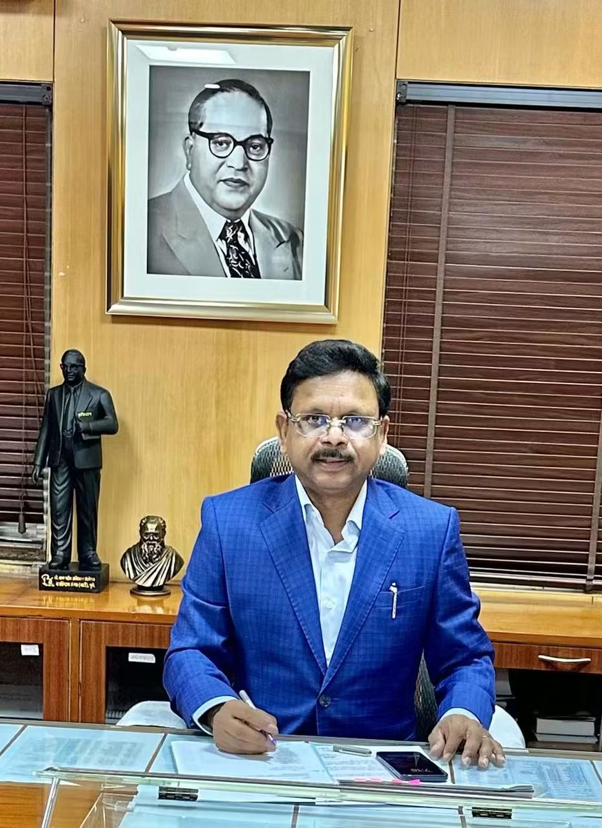 dayakamPR's tweet photo. SC/ST Act अंतर्गत 14 वर्षांपासून प्रलंबित असलेल्या 889 कुटुंबांना न्याय मिळवून देणारा हात - डॉ. हर्षदीप कांबळे साहेब

SC/ST Act अंतर्गत 14 वर्षांपासून प्रलंबित असलेल्या 889 मृतकांच्या वारसांना सरकारी सेवेत सामावून घेण्याचा आज महाराष्ट्र शासनाचा ऐतिहासिक निर्णय जाहीर झाला. हा निर्णय केवळ शासनाचा आदेश नाही, तर सामाजिक न्यायाची, संविधानिक मूल्यांची आणि संवेदनशील प्रशासनाची उज्ज्वल उदाहरण आहे.

या लढ्यामागील सर्वात महत्त्वाचे, दूरदृष्टीचे आणि परिणामकारक नेतृत्व म्हणजे सामाजिक न्याय विभागाचे प्रधान सचिव डॉ. हर्षदीप कांबळे साहेब 

*14 वर्षे थांबलेली न्यायाची वाट आणि एक व्यक्तीचा अथक पाठपुरावा*

2011 ते 2025 या काळात अॅट्रॉसिटीमुळे 889 नागरिकांचा मृत्यू झाला, पण त्यांच्या कुटुंबांना कायद्यानुसार मिळायला हवी असलेली सरकारी नोकरी मिळाली नव्हती.
फाईल्स हलत नव्हत्या, प्रकरणे धूळ खात पडली होती, आणि ही कुटुंबे  सरकारी कार्यालयात दर दर भटकत होती. त्यामधे महार मांग चांभार आदिवासी ईत्यादी जाती जमातीचे गोर गरीब अत्याचार पीड़ित लोक वाट पाहात होती न्याय कधी मिलेल याची.

या प्रलंबित हक्काला वास्तवाचे स्वरूप देण्याचे धाडस आणि निश्चय डॉ. हर्षदीप कांबळे साहेब यांनी दाखवला.

ते फाईल म्हणजे केवळ कागद नाही, तर दु:ख भोगणाऱ्या कुटुंबांचे भविष्य मानतात यातच त्यांची संवेदना आणि प्रशासकीय प्रामाणिकता दिसते.

*नेतृत्व, नियोजन आणि निर्णायक कृती*

889 कुटुंबांना न्याय देण्यासाठी:
    •    राज्यस्तरीय समितीची स्थापना
    •    प्रकरणांचा सखोल अभ्यास
    •    धोरणात्मक कागदपत्र तयार करणे
    •    विभिन्न विभागांशी समन्वय
    •    अंमलबजावणीचा स्पष्ट मार्ग तयार करणे
महाराष्ट्र शासनाचे विशेष आभार व अभिनंदन हा निर्णय घेतल्याबद्दल.

हे डॉ. कांबळे सर प्रधान सचिव ह्यांच्या प्रयत्नाने घडले. ते प्रशासक म्हणून कठोर, पण अंत:करणाने करुणामय.
त्यांची दृष्टी फाईल बंद करण्याची नाही समस्या संपवण्याची.

*डॉ. हर्षदीप कांबळे साहेब बाबासाहेबांच्या विचारांचे जीवंत प्रतिबिंब*

डॉ. बाबासाहेब आंबेडकरांची सामाजिक समता, संवेदना, वंचितांसाठी न्याय आणि राज्यघटनावादाचे तत्त्व डॉ. कांबळे साहेबांच्या प्रत्येक निर्णयात झळकते.
हया निर्णयाने ..
ते नीती बनवत नाहीत, ते दिशा देतात.
ते शासन चालवत नाहीत, ते समाज जोडतात. हा निर्णय म्हणजे त्यांची पदाची शक्ती नव्हे त्यांच्या मूल्यांची, मिशनची आणि सामाजिक बांधिलकीची साक्ष.

*हा निर्णय नोकरीचा नाही आत्मसन्मानाचा आहे*

आज 889 कुटुंबांना नोकरी मिळत आहे,
पण त्यापेक्षा महत्त्वाचे आहे:
    •    संविधानिक हक्काची पुनर्स्थापना
    •    दलित-आदिवासी समाजाच्या न्यायलढ्याला दिशा
    •    शासनात संवेदनशीलतेची नवी परंपरा

एक वाक्यात…
“न्याय शक्य आहे, जर इच्छाशक्तीअसेल आणि संघर्ष करण्याची हिम्मत असेल”…
डॉ. हर्षदीप कांबळे साहेब हे त्याचे जिवंत उदाहरण आहेत.