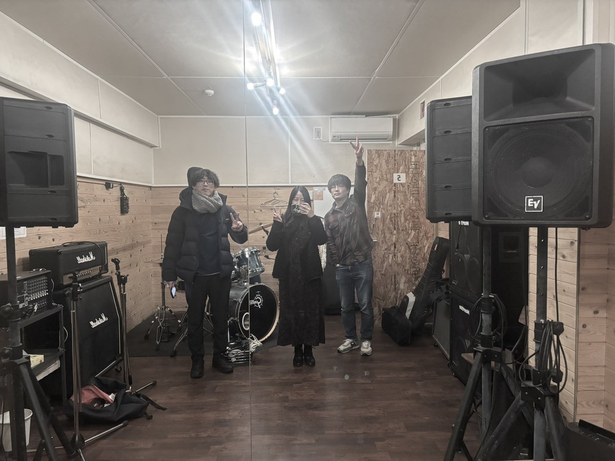 あすは札幌 カフェエストラーダでおうた
中野門外さんの企画で敬愛するおふたりと、すてきな三にんぐみ

個々の魅力の混じり合いがさいこうなかたちで宇宙になっています

ぼくら音の舟で　どなたさまも　⭐️🌹🐘