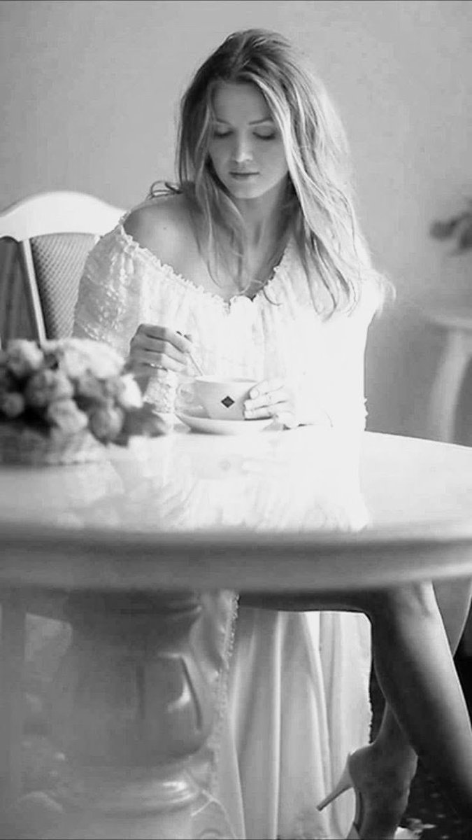 Cada recuerdo,es una pieza de arqueología personal. Excavemos el pasado,no para vivir en sus ruinas,sino para entender cómo se construyó el presente que habitamos…🧡💫
#FelizViernes