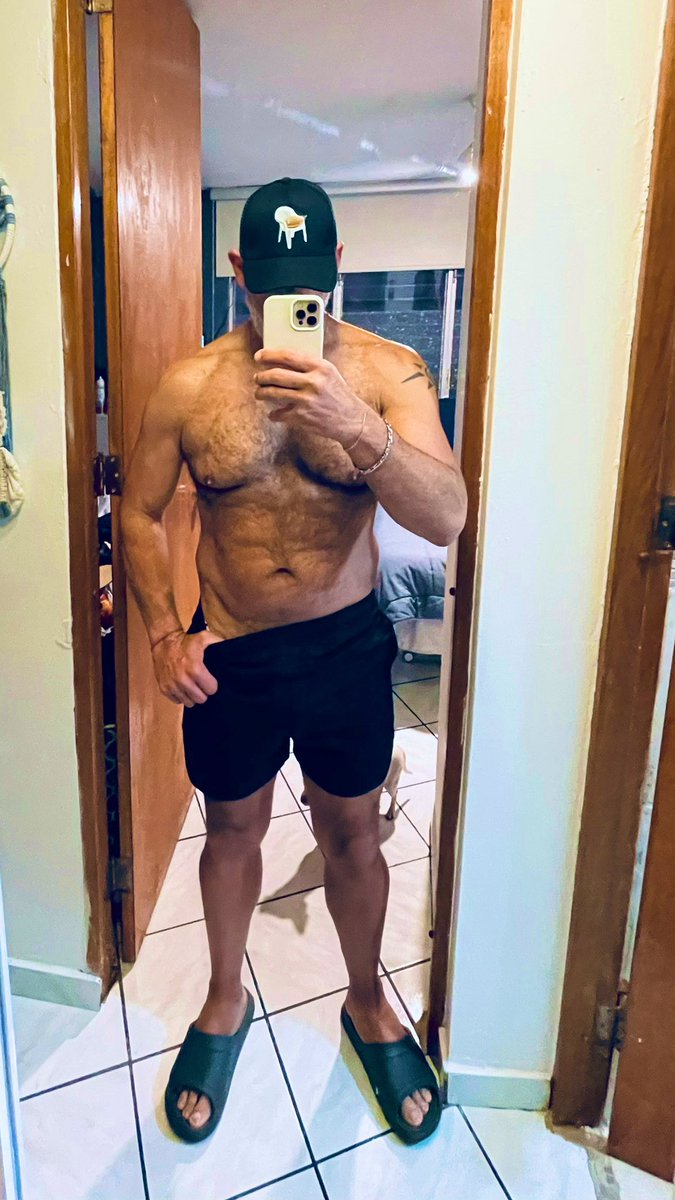 carmuel70's tweet photo. Que difícil se me ha hecho salir de estas 215 lbs 🫣🥴😩 
Y ahora viene navidad🍕🥩🍡🎂🍻🍾🍷 🍲 
#gordito #siempregordito
#gym #gymmotivation #comer #diet #dieta #hairy https://t.co/CRlDJHBltc