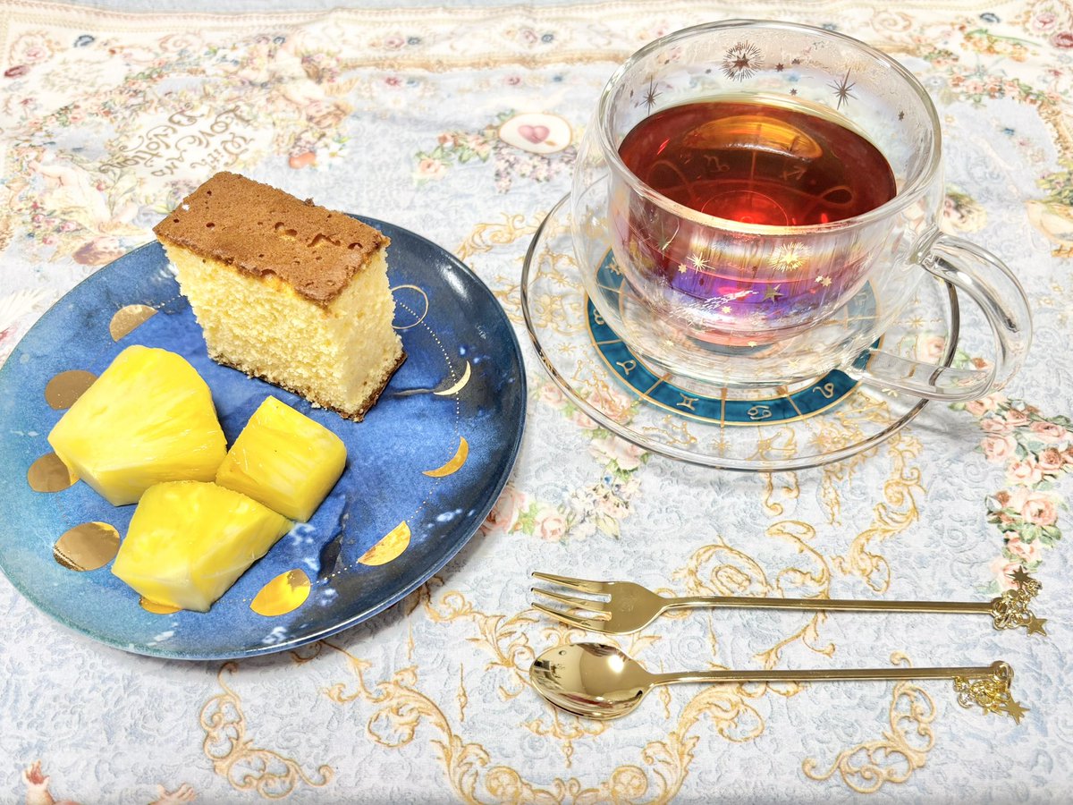 mynkn_LiLy's tweet image. 【夜のティータイム】

・紅茶(トワイニングのロンドンアフタヌーンティー)
・パイナップル
・かすてら