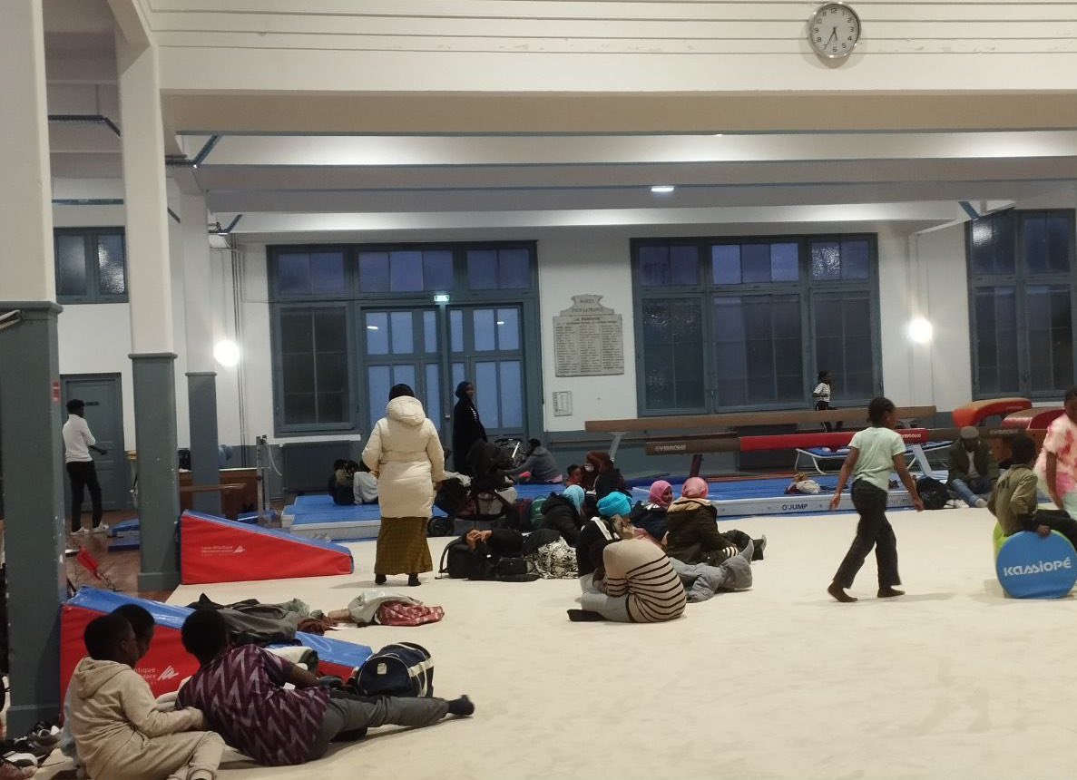 À #Nantes, 80 personnes dont 36 enfants ont dû occuper un gymnase pour ne pas dormir dehors.
Dans une ville où 15 000 logements sont vides, comment accepter que des familles dorment dans le froid ?

L’État doit réquisitionner.
La maire peut réquisitionner.

⬇️ Notre Communiqué