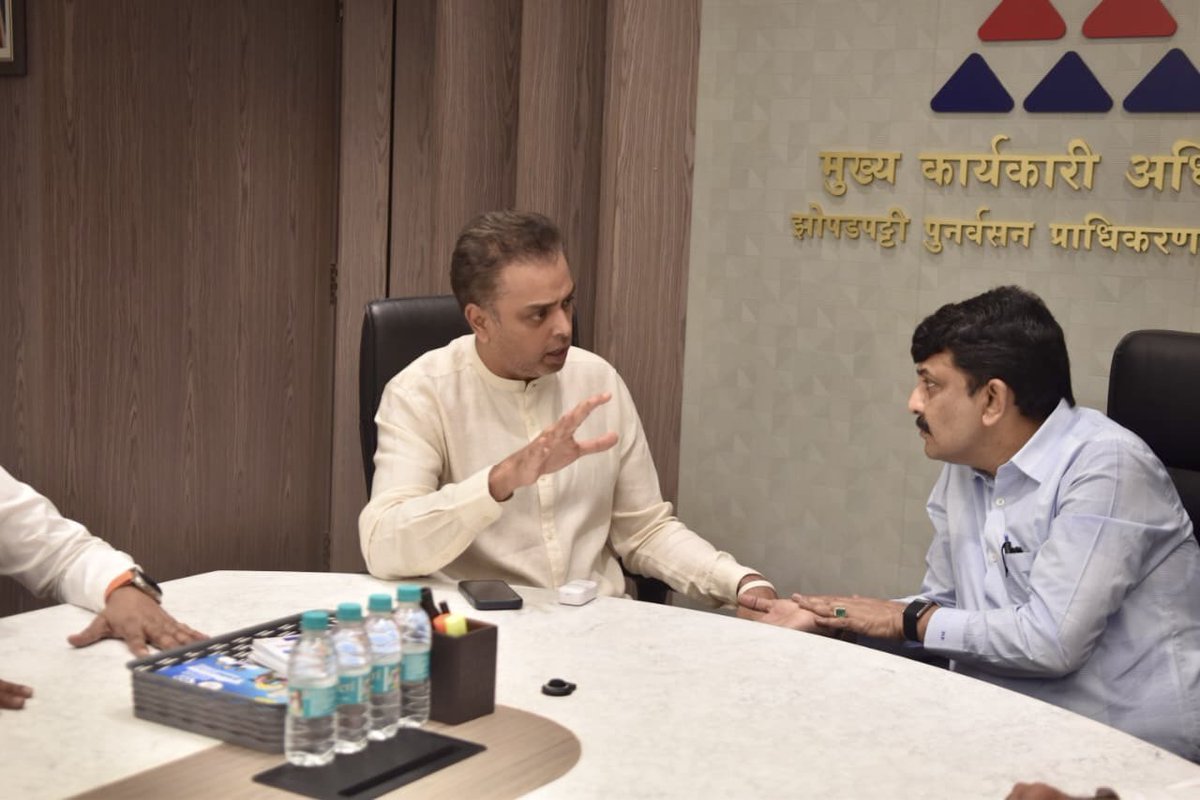 milinddeora's tweet photo. आज मी शिवडी येथील जिजामाता नगर झोपडपट्टीत राहणाऱ्या रहिवाशांची आणि SRA चे CEO डॉ. महेंद्र कल्याणकर यांची भेट घडवून दिली. अनेक वर्षांपासून त्यांचे पुनर्वसन प्रलंबित आहे. त्या परिसराचा पुनर्विकास होऊन तिथल्या नागरिकांना त्यांचे हक्काचे घर मिळावे, यासाठी मी सदैव प्रयत्नशील राहणार आहे.

या भेटीतून सकारात्मक तोडगा निघेल, असा मला विश्वास आहे.
@mieknathshinde