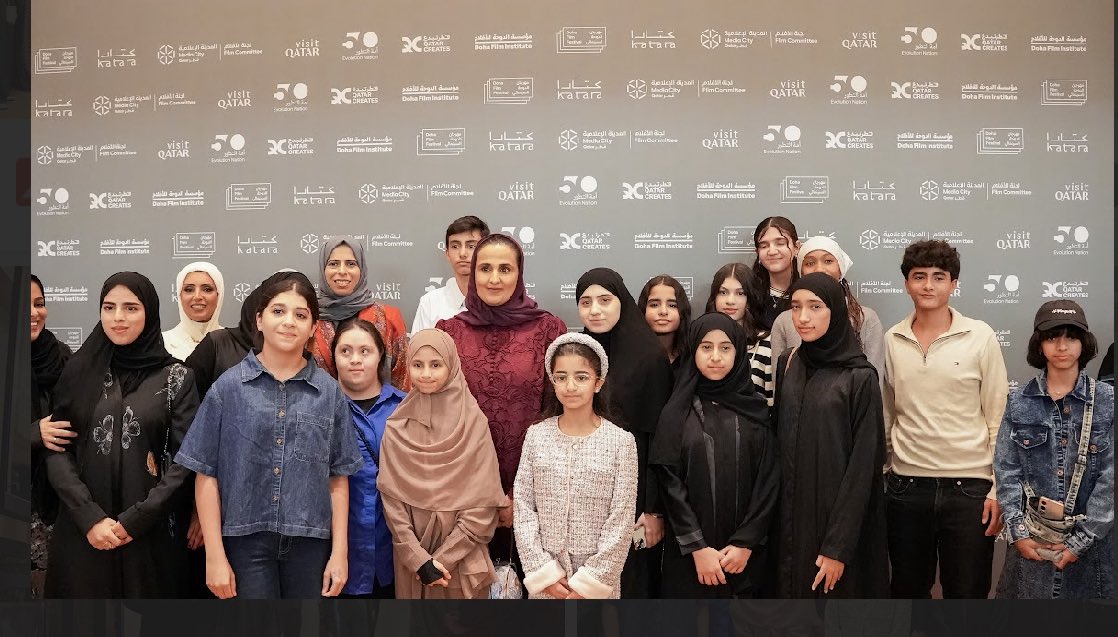 leenaalaali's tweet photo. تزامنا مع مهرجان الدوحة للأفلام تم إطلاق مسابقة فنية '' الوان من الامل لأطفال فلسطين '' وهذة  صورة تجمع الطلاب بسعادة الشيخة مياسة بنت حمد ال ثاني و سعادة وزيره التربية و التعليم و التعليم العالي لولوة الخاطر @almayassahamad @Lolwah_Alkhater https://t.co/WnMwbf3xK1