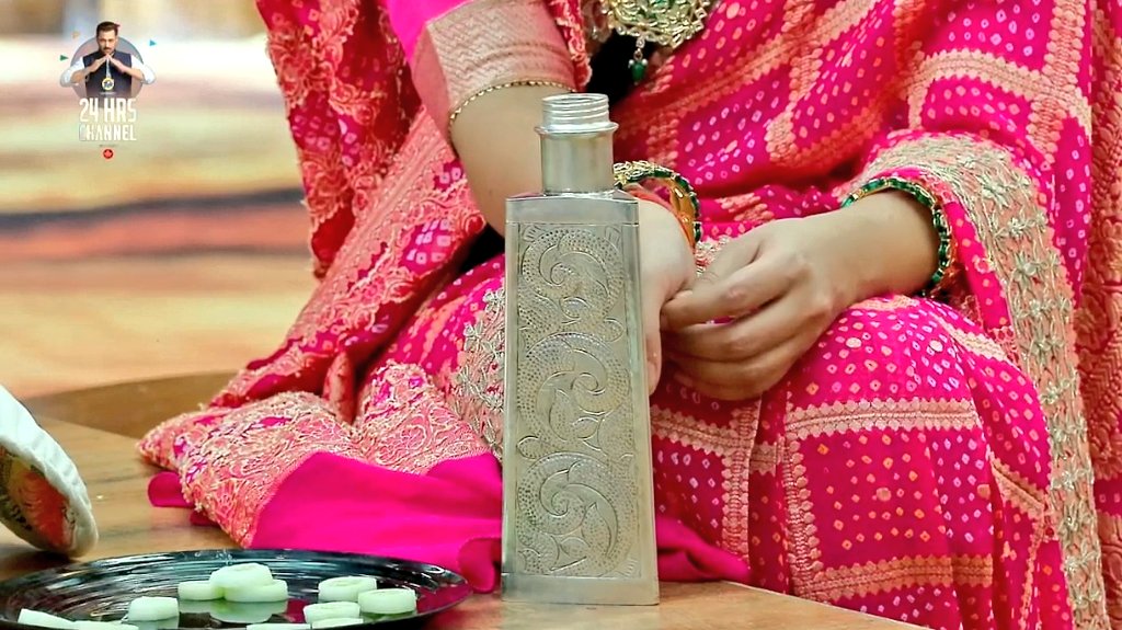 Ena_0023's tweet photo. #TanyaMittal's bottle of silver 🥈 

😯😯😯

#BiggBoss19 #BB19 https://t.co/KTc8p3KwFk