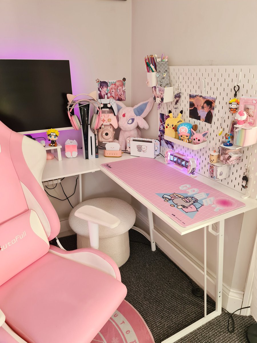 NostalgicDeath's tweet photo. the room of a 32 yo introverted homebody who is escaping reality 🙇🏻‍♀️ https://t.co/56hhpNBgxK