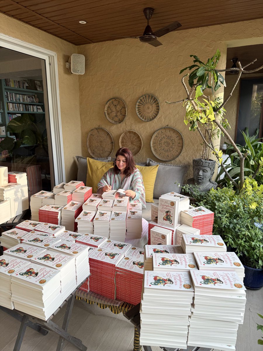 mrsfunnybones's tweet image. Some people run marathons. I sign books. After signing 1,400 copies of my new book, Mrs Funnybones Returns, my wrist has asked for your prayers and possibly early retirement. 
bit.ly/MrsFunnybonesC…
bit.ly/MrsFunnybonesA…
