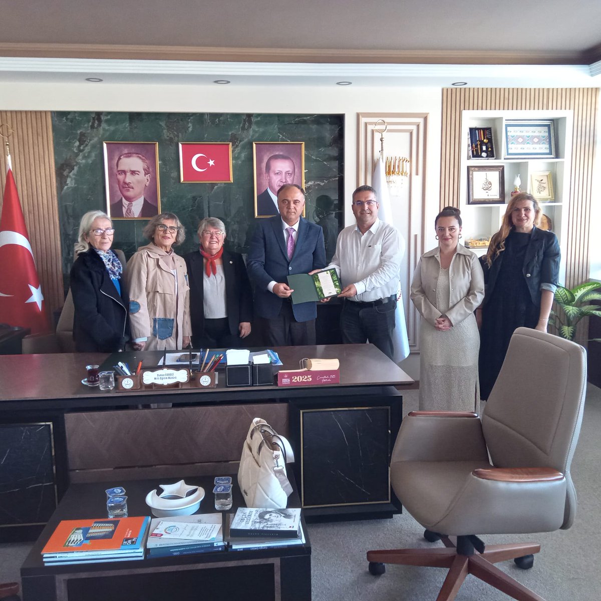 Sinop İl Milli Eğitim Müdürü Sayın Osman Cebeci'yi ziyaret ettik.
Kendisine İlimizde uygulanan Tema Vakfı Eğitim.Program ve Projeleri hakkında bilgiler verdik.
İlgisi için kendilerine teşekkür ederiz.

Sinop İl Temsilciliği ve Merkez İlçe Sorumluluğu