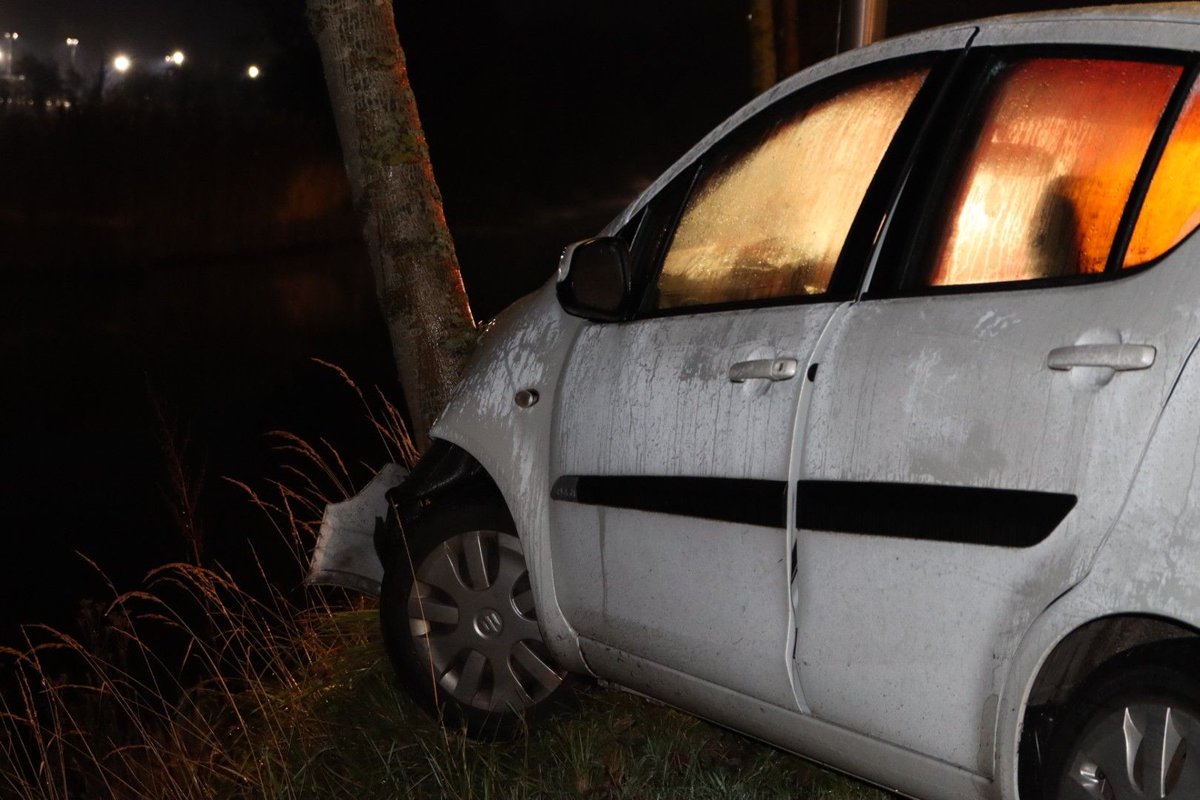 Automobiliste botst tegen boom door bevroren ruiten