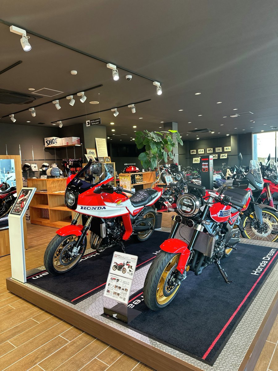 plot_touring's tweet image. 【愛知県初！CB1000F BOLD&apos;OR-2展示】
今週末、ホンダドリーム名古屋守山さんでCB1000Fが熱い🔥
ノーマル車と一緒にアクティブ様とプロトのカスタム車も一気に見れるチャンスです🏍️🧐
今週末はぜひホンダドリーム名古屋守山に遊びに行ってみてください！🏃
妄想（カスタム構想）がふくらみますよ～！😁