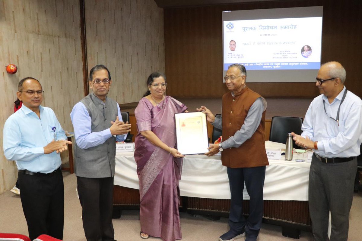 CSIR_NIScPR's tweet image. 📘 पुस्तक विमोचन समारोह ‘कचरे से कंचन’
@CSIRCSMCRI1 में हिंदी पुस्तक ‘कचरे से कंचन’ का लोकार्पण, जिसमें अपशिष्ट प्रबंधन, नवाचार और सस्टेनेबल तकनीकों के विविध समाधान प्रस्तुत किए गए हैं।

इस पुस्तक के लेखक डॉ. डी.डी. ओझा व डॉ. जे. आर. चुनावाला हैं। यह पुस्तक कचरे को संसाधन में…