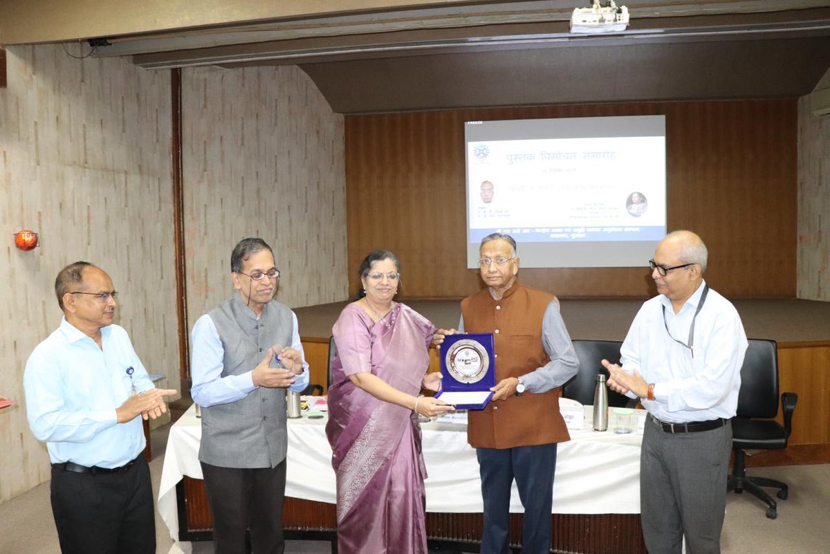 CSIR_NIScPR's tweet image. 📘 पुस्तक विमोचन समारोह ‘कचरे से कंचन’
@CSIRCSMCRI1 में हिंदी पुस्तक ‘कचरे से कंचन’ का लोकार्पण, जिसमें अपशिष्ट प्रबंधन, नवाचार और सस्टेनेबल तकनीकों के विविध समाधान प्रस्तुत किए गए हैं।

इस पुस्तक के लेखक डॉ. डी.डी. ओझा व डॉ. जे. आर. चुनावाला हैं। यह पुस्तक कचरे को संसाधन में…