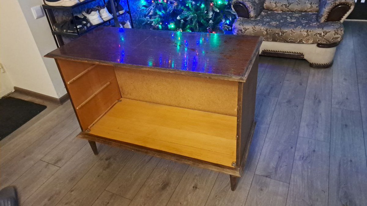 Нашли с соседом старую тумбу, помыли, будем делать из нее домик котятам на зиму