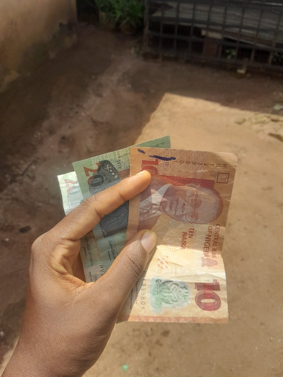 Divinitypearl's tweet image. Since when did Nigerian shops start rejecting this money abeg.
4 shops now has rejected it. Saying they don't take it anymore. I don't understand.