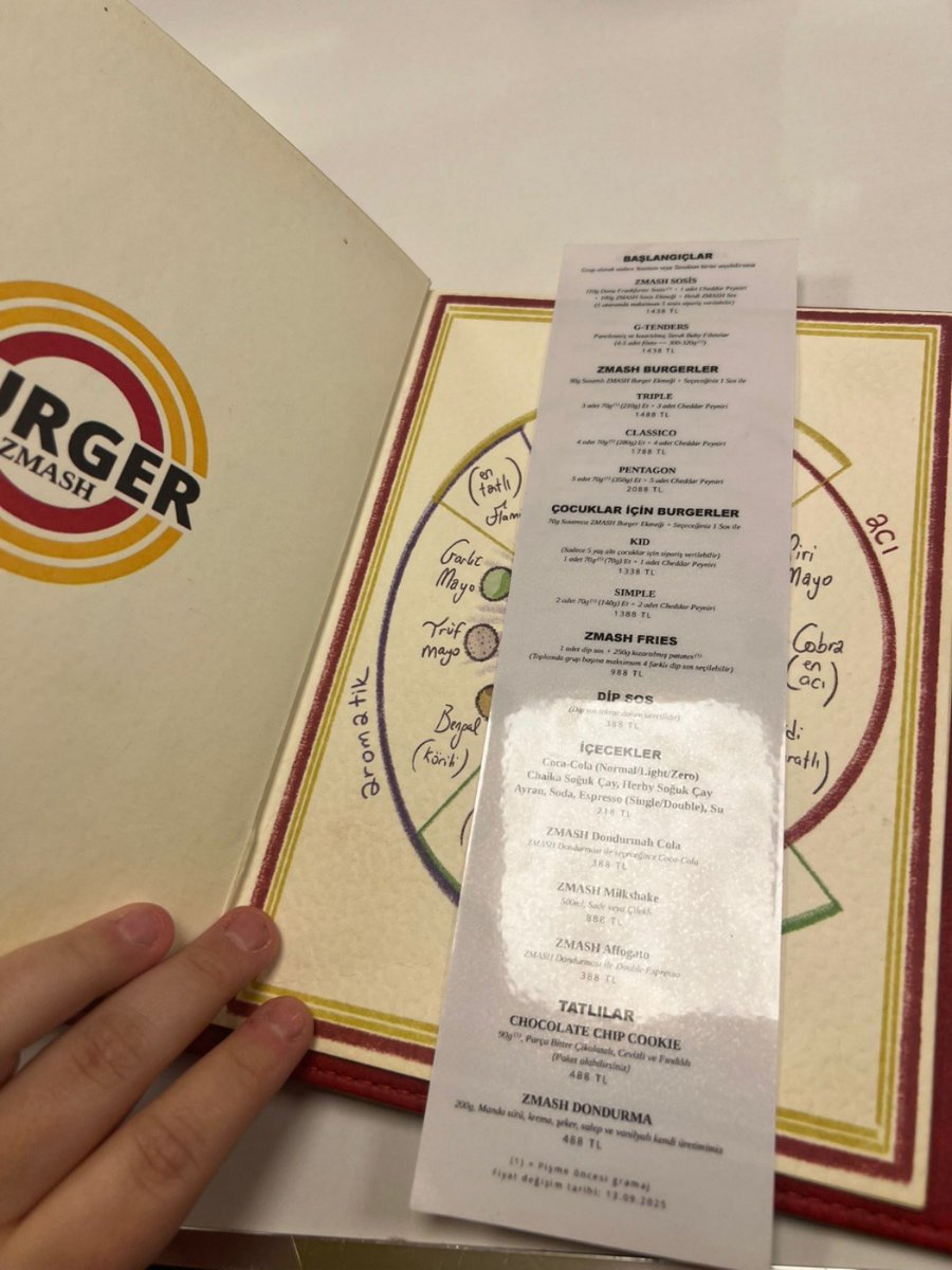 etginlik's tweet photo. İstanbul'da günde yalnızca 10 kişiyi ağırlayan ve kapı şifresiyle girilen burgercinin fiyat listesi:

• Triple Burger: 1488 TL
• Patates Kızartması: 988 TL
• Kola: 218 TL https://t.co/lSxjb47x3N