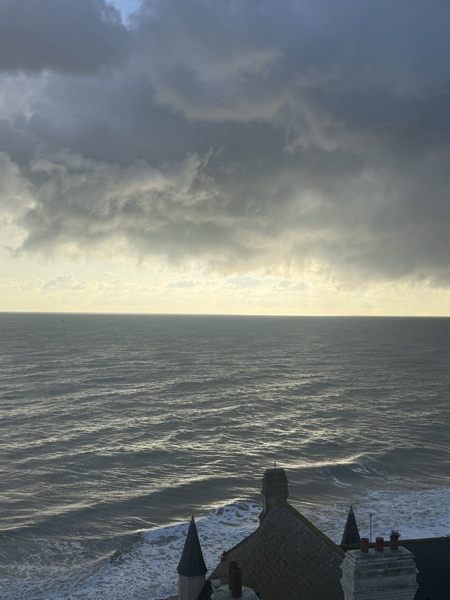 ThanetWeather's tweet image. 21st November, 2025
After heavy thunderstorms first thing and around 5mm’s of rainfall conditions slowly improving but still a rash of passing wintry showers overhead. So far a cool 3-4°C. #Ramsgate