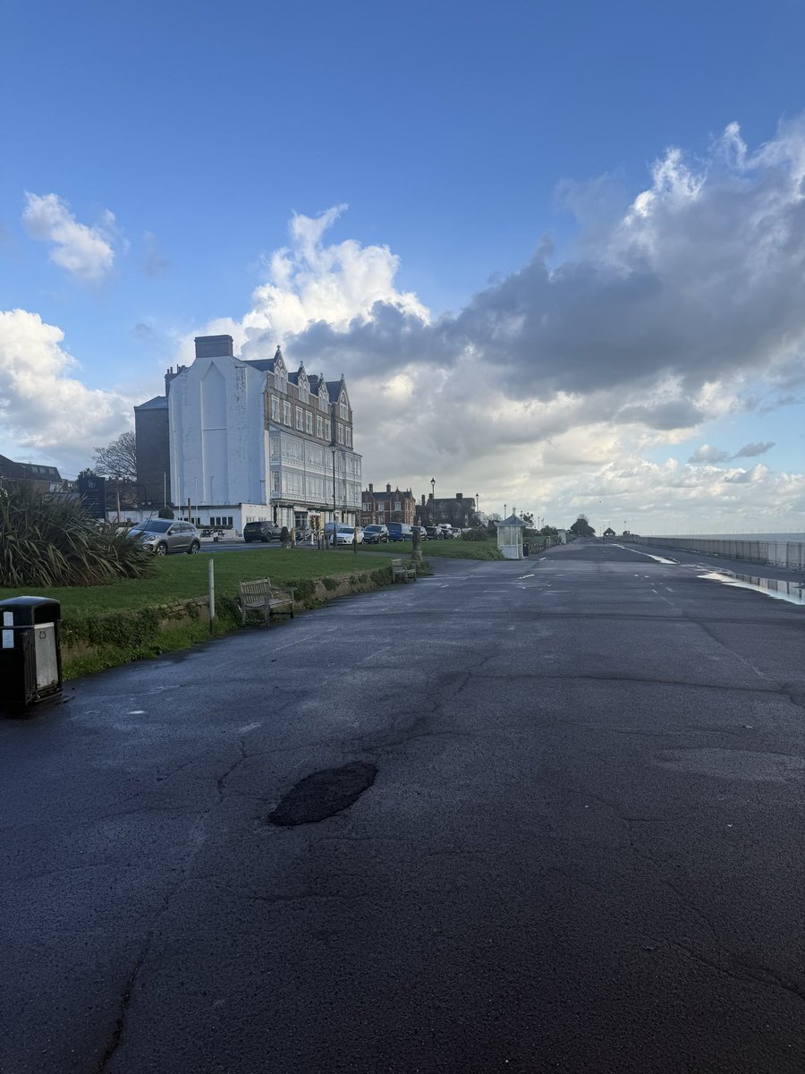 ThanetWeather's tweet image. 21st November, 2025
After heavy thunderstorms first thing and around 5mm’s of rainfall conditions slowly improving but still a rash of passing wintry showers overhead. So far a cool 3-4°C. #Ramsgate