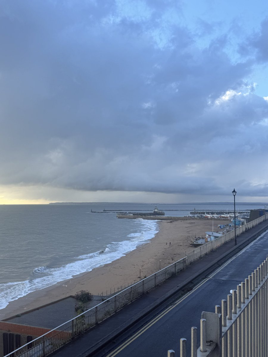 ThanetWeather's tweet image. 21st November, 2025
After heavy thunderstorms first thing and around 5mm’s of rainfall conditions slowly improving but still a rash of passing wintry showers overhead. So far a cool 3-4°C. #Ramsgate
