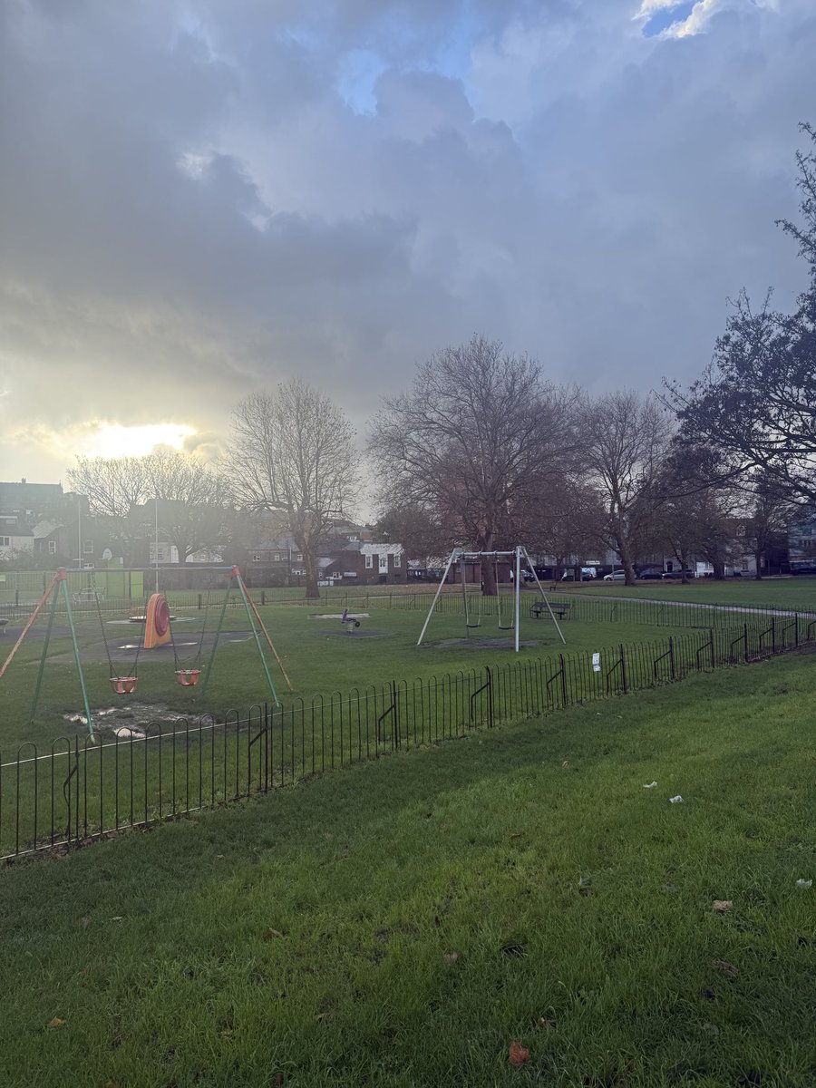 ThanetWeather's tweet image. 21st November, 2025
After heavy thunderstorms first thing and around 5mm’s of rainfall conditions slowly improving but still a rash of passing wintry showers overhead. So far a cool 3-4°C. #Ramsgate