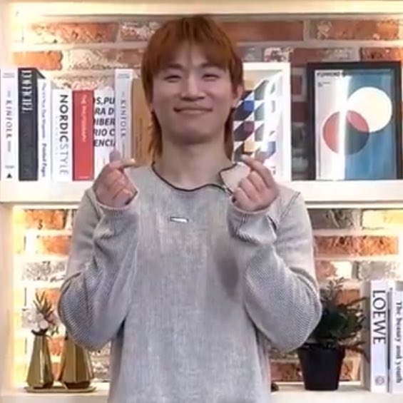 seungt0phyun's tweet image. DAESUNG WHAT DID U DO TO YOUR HAIR 😭😭😭😭 THIS IS TRAGIC PLEASE IT WAS PERFECT