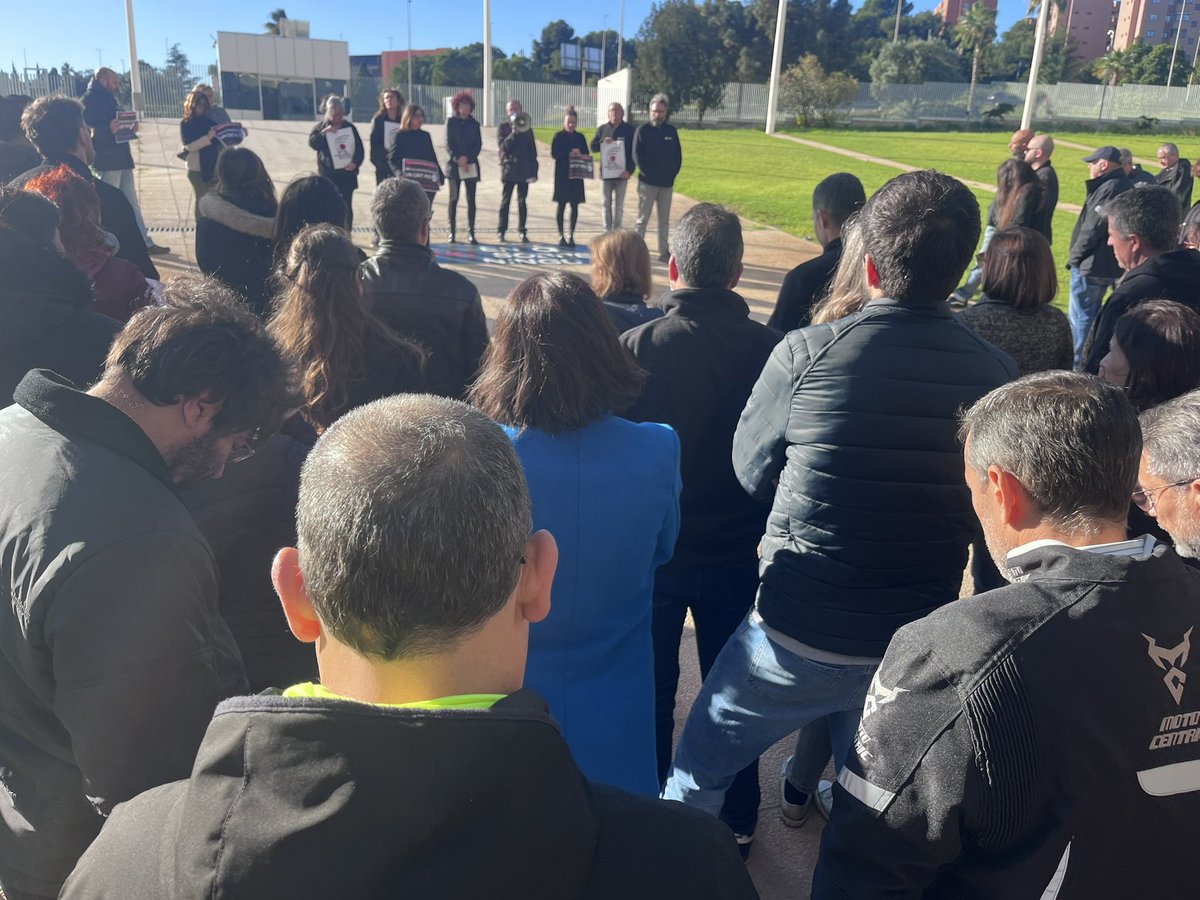 Tercer DIVENDRES NEGRE en lluita per uns mitjans de comunicació públics, en valencià i de qualitat. La plantilla d'À Punt es torna a concentrar en les delegacions de Burjassot, Alacant i Castelló. Els Comités d'Empresa no defalliran fins a frenar la RLT.
#LaPlantilladÀPNoCalla
