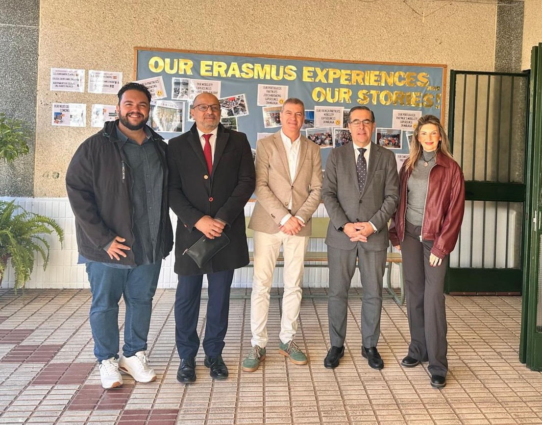 El DT de <a href="/EducaAnd/">Consejería Desarrollo Educativo y FP</a>, <a href="/Miguel_Briones_/">Miguel Briones</a>, ha visitado hoy el innovador proyecto #interdisciplinar que se lleva a cabo en el <a href="/IESJRJ/">IES Juan Ramón Jiménez Málaga</a> y que se ofrece como materia optativa para #alumnado de 4º ESO: 'Construcciones con bloques', impulsado por el profesor Efrén Díaz. #InnovaciónEducativa