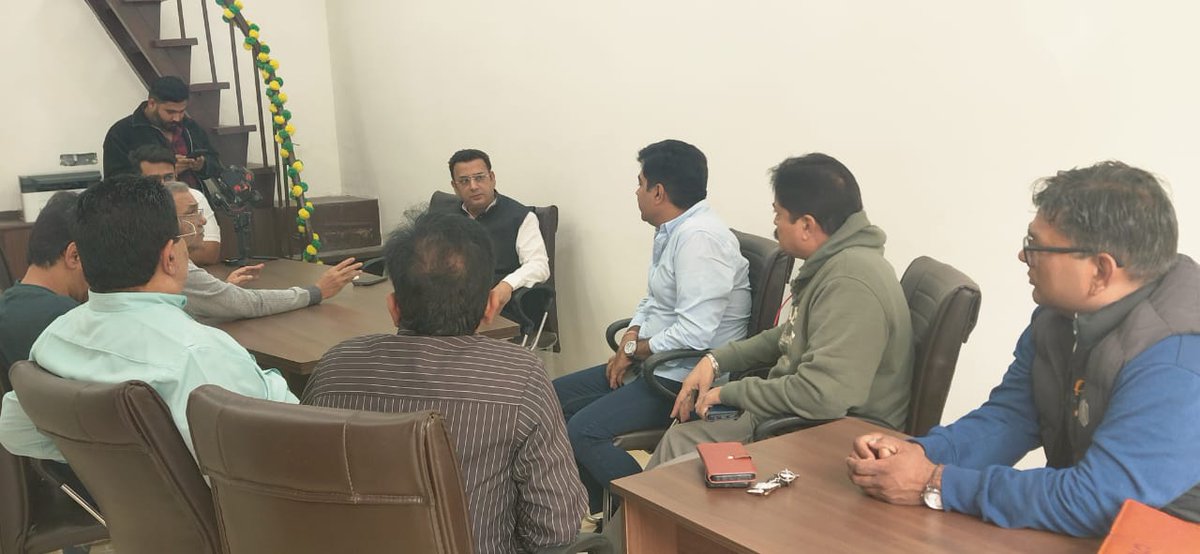 ArtiChawlaBjpRN's tweet image. क्षेत्र के निवासियों से भेंट कर स्थानीय समस्याओं एवं विकास कार्यों पर विस्तृत चर्चा की।

जनता की अपेक्षाएँ ही हमारे कार्य का मार्गदर्शन हैं।
मिलकर हम एक अधिक सुविधायुक्त और सुदृढ़ क्षेत्र का निर्माण करेंगे।

#PublicMeeting #ResidentsConnect #LocalIssues