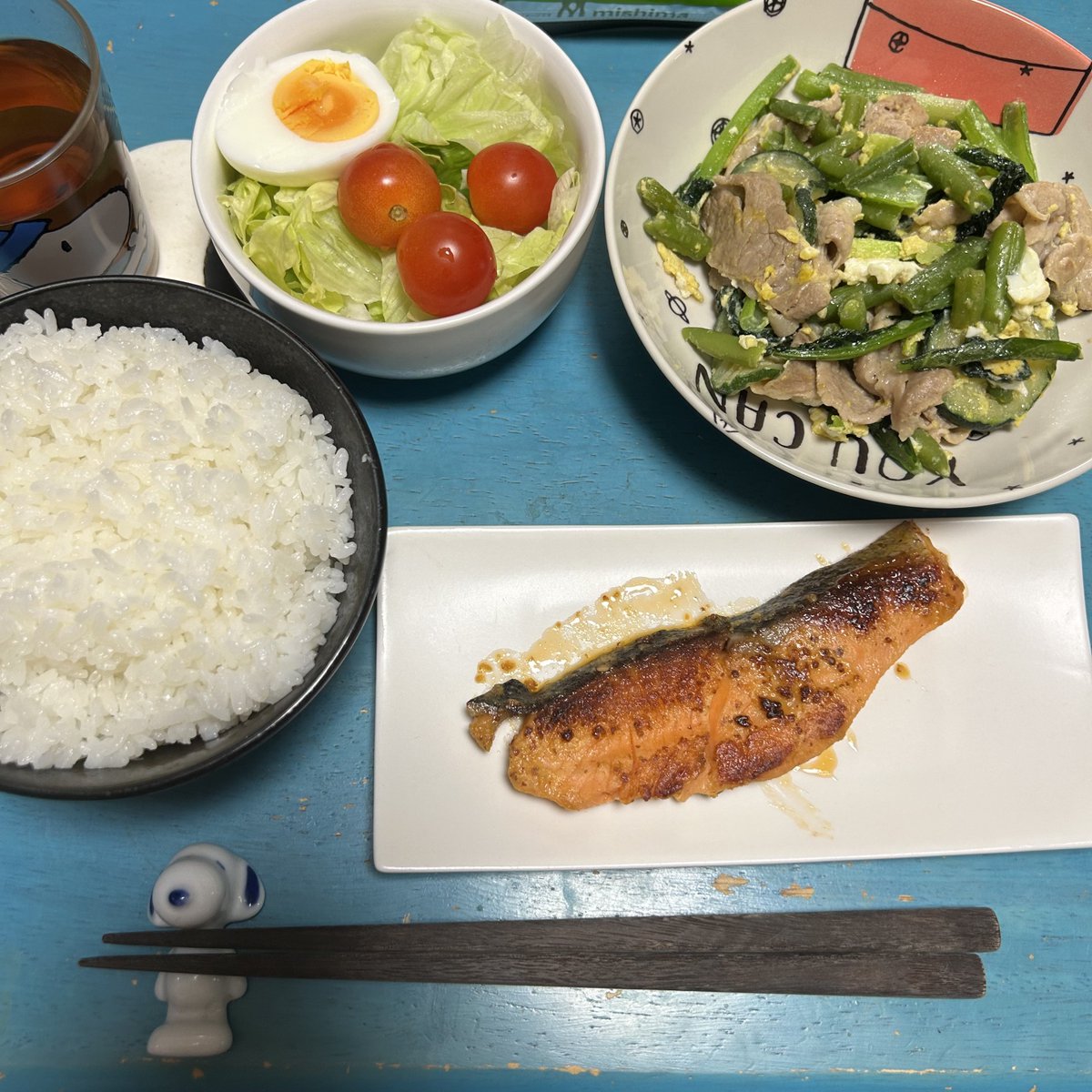 jangoool's tweet image. 11月21日金曜日

お疲れ様っす❕
オーダーが変更ばかりで振り回されてチーム全員が担当営業に激怒りしてて査定できっと降格されるんだろーな案件😬忙しかったが定時で終えて気持ち良く帰れたから良しとする。

晩メシは
鮭のマスタード焼き
小松菜ズッキーニと豚肉の炒り卵炒め
サラダ