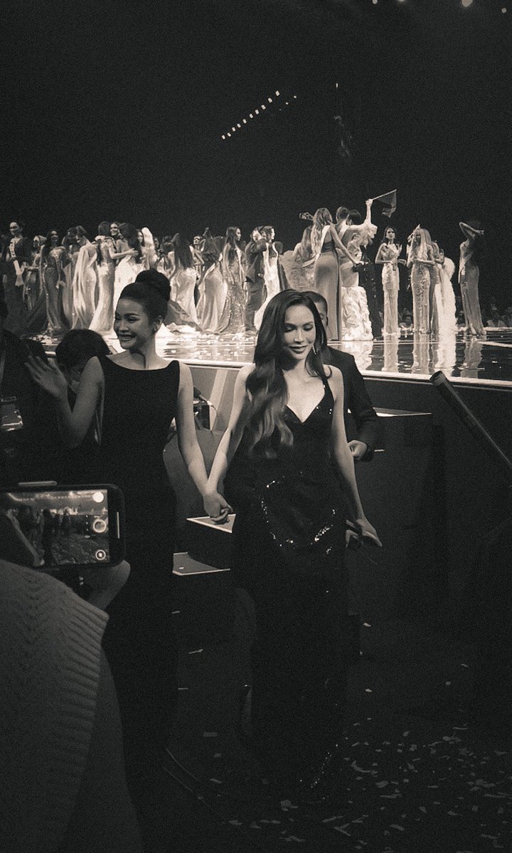 BDF199503's tweet image. เพิ่งเห็นว่าไม่ได้จับมือกันเฉยๆ แต่เป็นการประสานมือเลย ปกติงานทางการจะไม่เห็นอะไรแบบนี้ อิงล็อตปลดล็อคสกินงานทางการแล้ว😳🫣