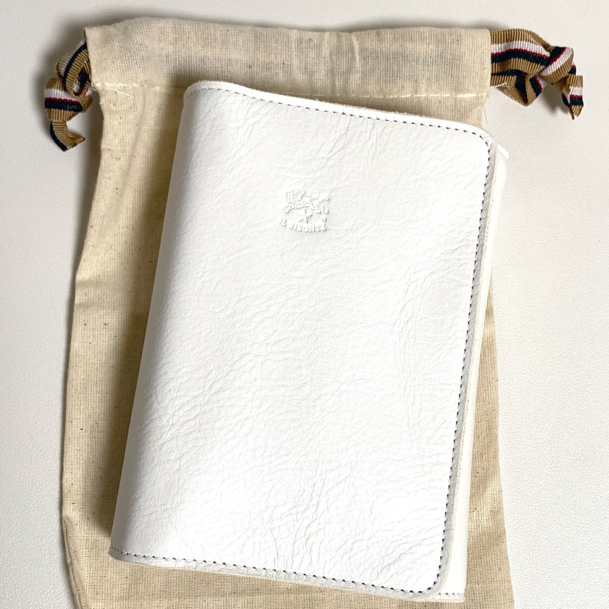 paperpolaris's tweet image. 残業続きだし、休日出勤もあるし…。
ご褒美がないとやってられない！と思い切って、イルビゾンテのM6ホワイトをお迎えした。

店舗に在庫がなくて、実物にお目にかかったことがないホワイト。
通販で買うのは少し不安だったけど、杞憂だったな。

すっっごく可愛い…！！！🤍

#システム手帳 #ミニ6