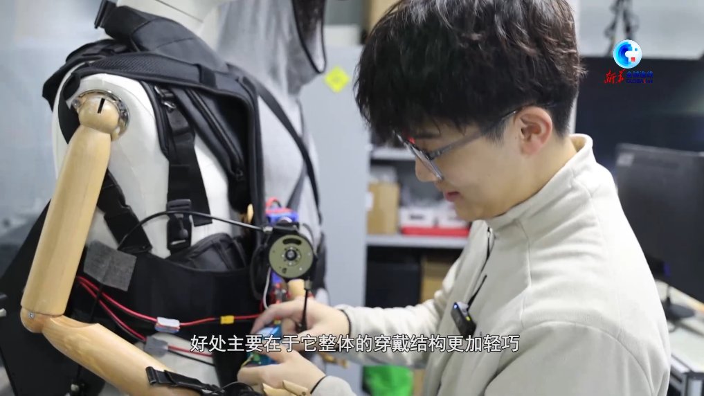 PulseTechverse's tweet image. یک ربات اسکلت بیرونی انعطاف‌پذیر جدید به بیماران کمک می‌کند تا به طور طبیعی راه بروند. این بدنه پوشیدنی انعطاف‌پذیر از چرم و پارچه ساخته شده است و از عملکردهای کمکی برای مچ پای یک طرفه، مفصل ران یک طرفه، مفصل ران و مچ پای همان طرف و مفصل ران و مچ پای طرف مقابل پشتیبانی می‌کند.