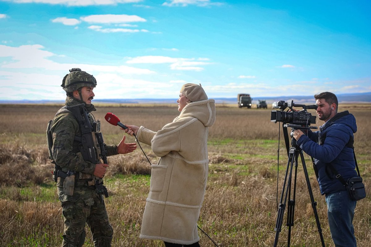 En el Ex. #ListedParatrooper25, los medios de comunicación han comprobado la preparación y la capacidad de proyección de la Agrupación Táctica de Entrada Inicial (AGTI), capaz de desplegar por lanzamiento paracaidista o aterrizaje.
#BRIPAC 
#BrigadaParacaidista
#SomosTuEjército