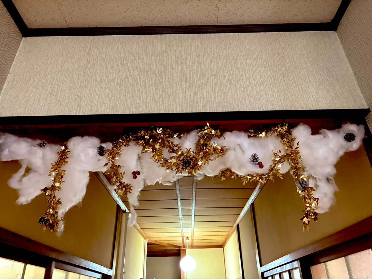 maimaitsumuri_'s tweet image. タイムラインで見かけた、突っ張り棒にモールやらオーナメントかざるやつ、超昭和ハウスに似合うように綿多めで松ぼっくりとか南天とか飾ってみた！
ナチュラル感もあるけどグッとクリスマス感でてすごく素敵〜〜🥺緑もちょっと欲しいかな？
ちなみに、だいず9歳がほぼ一人でできました🙆‍♀️