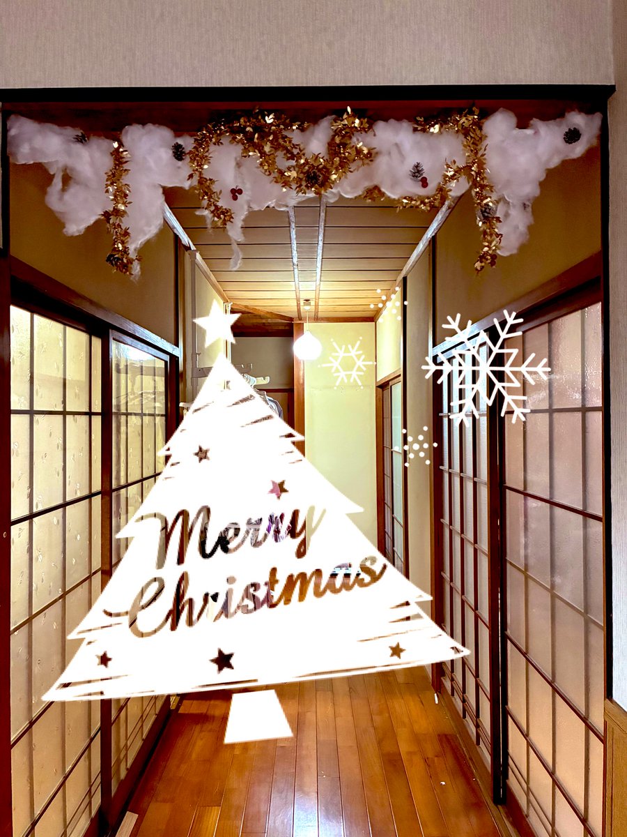 maimaitsumuri_'s tweet image. タイムラインで見かけた、突っ張り棒にモールやらオーナメントかざるやつ、超昭和ハウスに似合うように綿多めで松ぼっくりとか南天とか飾ってみた！
ナチュラル感もあるけどグッとクリスマス感でてすごく素敵〜〜🥺緑もちょっと欲しいかな？
ちなみに、だいず9歳がほぼ一人でできました🙆‍♀️