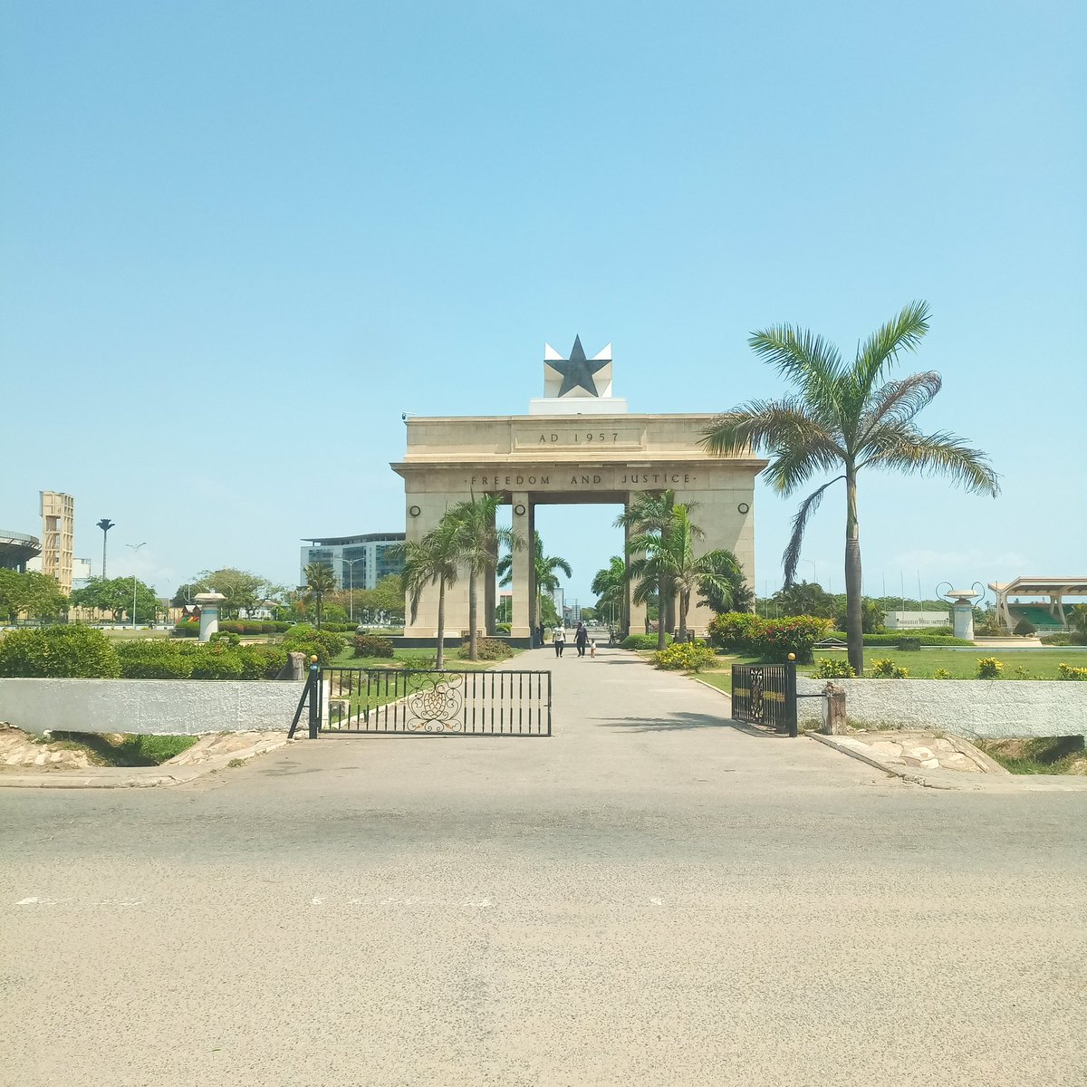 bestghanatours's tweet photo. 🇬🇭 History meets artistry in Accra! Dive into Ghana's soul at Black Star Square, where national pride electrifies the air, journey through time at the Kwame Nkrumah Memorial Park, touching the legacy of Africa's independence icon. Cap off your day with the ultimate cultural shock https://t.co/7Gb60j98px