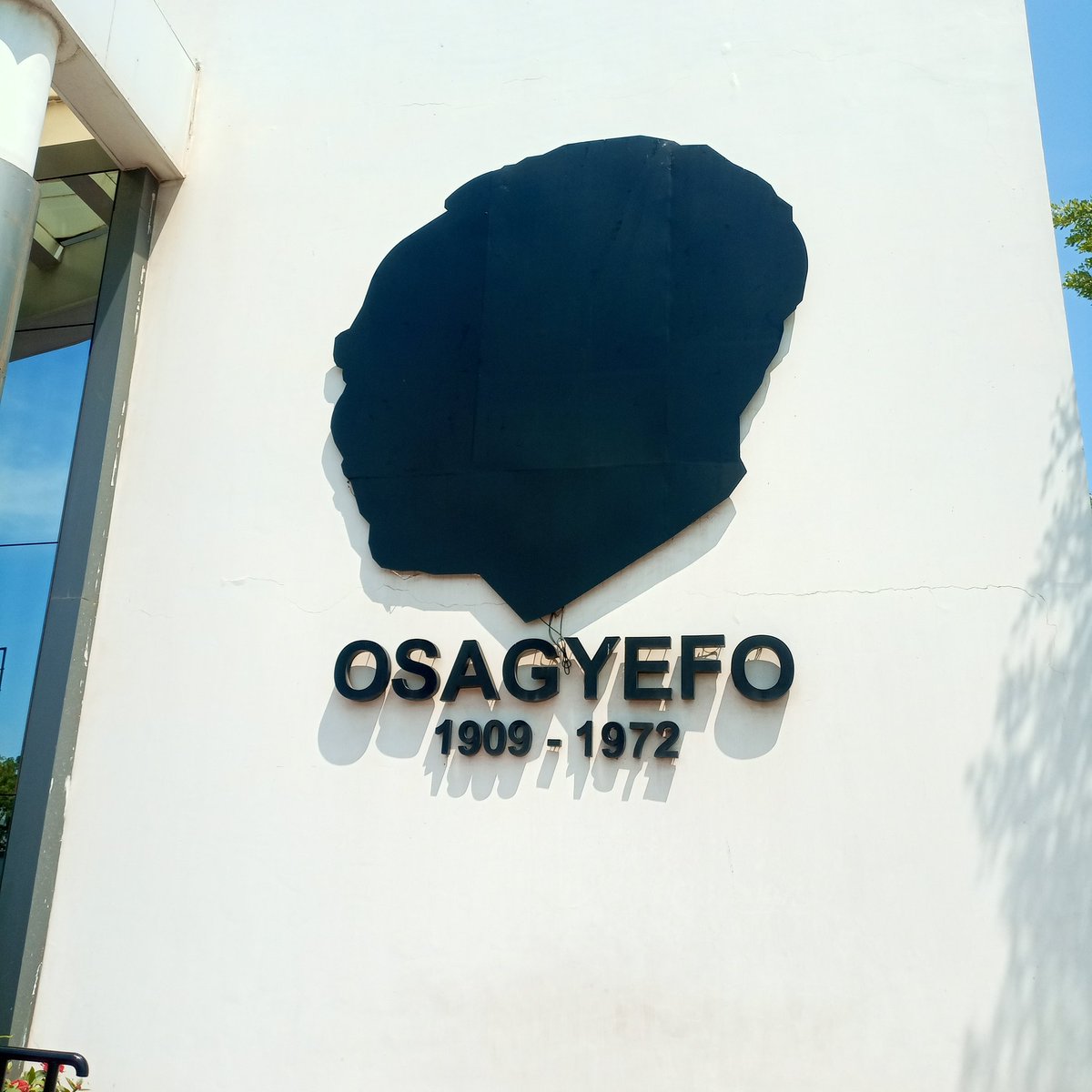 bestghanatours's tweet photo. 🇬🇭 History meets artistry in Accra! Dive into Ghana's soul at Black Star Square, where national pride electrifies the air, journey through time at the Kwame Nkrumah Memorial Park, touching the legacy of Africa's independence icon. Cap off your day with the ultimate cultural shock https://t.co/7Gb60j98px