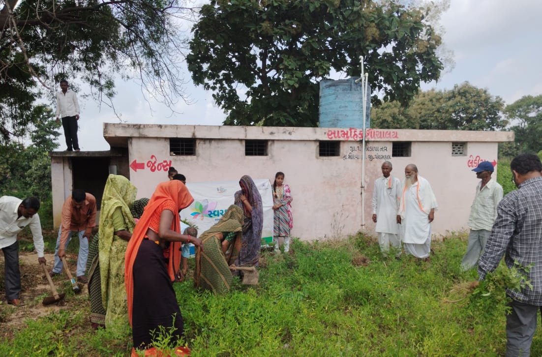 વિશ્વ શૌચાલય દિવસ ૨૦૨૫ અભિયાન હેઠળ પંચમહાલ જીલ્લાના મોરવા(હ) તાલુકાના ખેડાપા ગામમાં સામૂહીક શૌચાલયની સાફ સફાઇની કામગીરી હાથ ધરવામાં આવી. 
#SBMR_Gujarat
# CRD_Gujarat