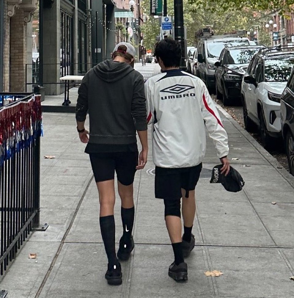 개쎅씨각선민데
더늦기전에 썸띵무대의상 입어야겟죠