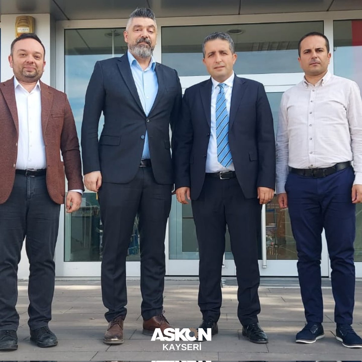 kayseriaskon's tweet image. *Halkbank OSB Şubesi’ne Ziyaret*

Halkbank Organize Sanayi Şubesi Müdürü Sn. Hamdi Kilci’ye iade-i ziyaret gerçekleştirdik.  
Nazik ev sahipliği ve iş dünyasına sundukları destekler için teşekkür ederiz.  

#ASKON #Halkbank #OSB #İşBirliği #Sanayi #Ziyaret #Kayseri