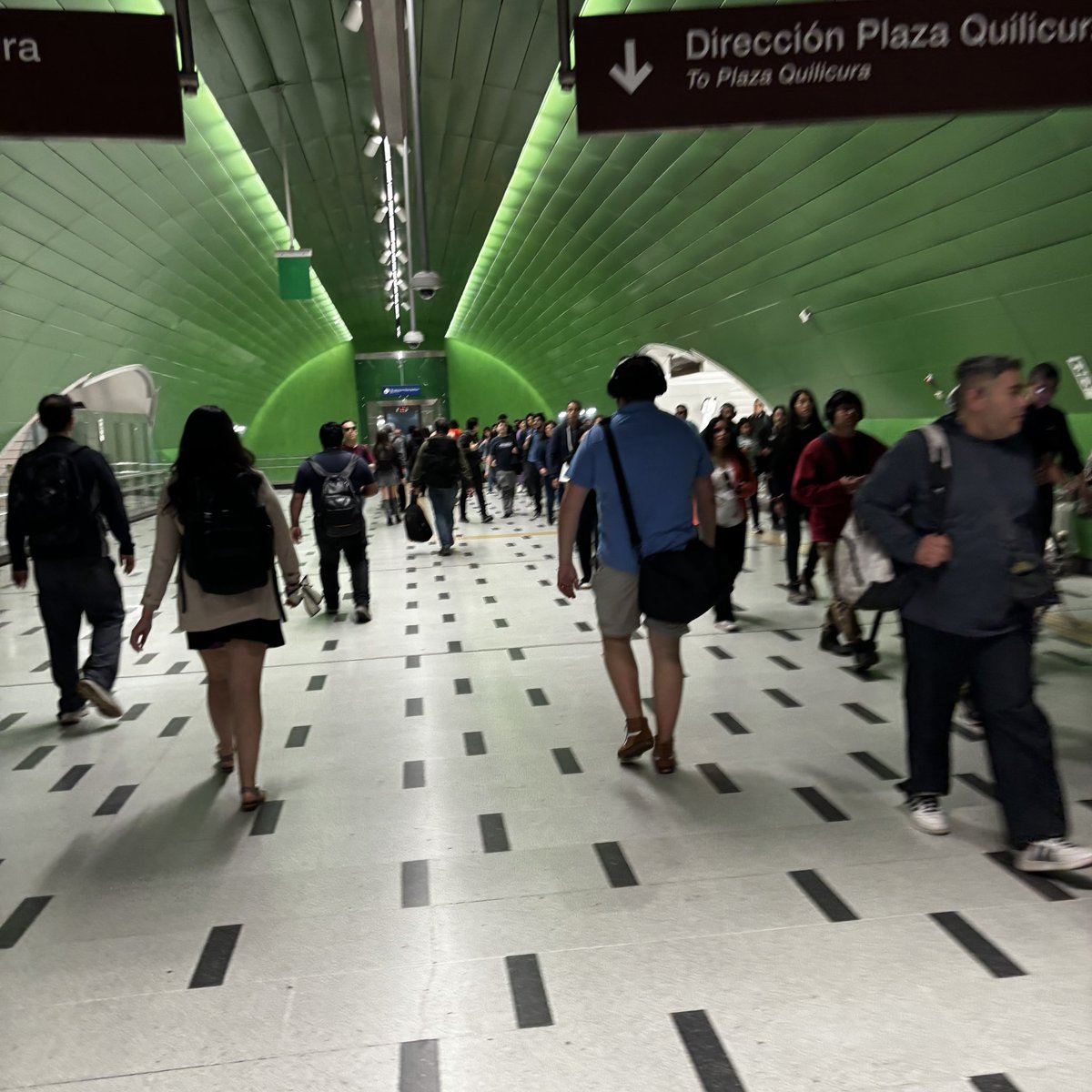 GuillermoVeloso's tweet photo. @metrodesantiago Estación Fernando Castillo Velasco, solo se usa el anden norte para la llegada y salida de trenes considerando que está disponible y sin uso el andes sur.  Se produce una congestión de pasajeros que salen y entran del mismo anden. No hay una explicación lógica. https://t.co/InpDVqKUpN