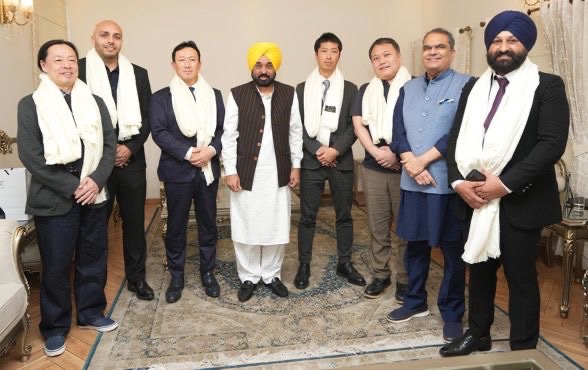 ZeeNews's tweet photo. Global Network Japan (GNJ) के प्रतिनिधियों से मिले पंजाब के मुख्यमंत्री भगवंत मान, ये कंपनी पंजाब में लगभग ₹1,500 करोड़ का निवेश कर ऊर्जा और इंफ्रास्ट्रक्चर में बड़ा प्रोजेक्ट शुरू करने जा रही है.
#GlobalNetworkJapan #CMMann #AAP #Punjab https://t.co/eaWsj9gZnV