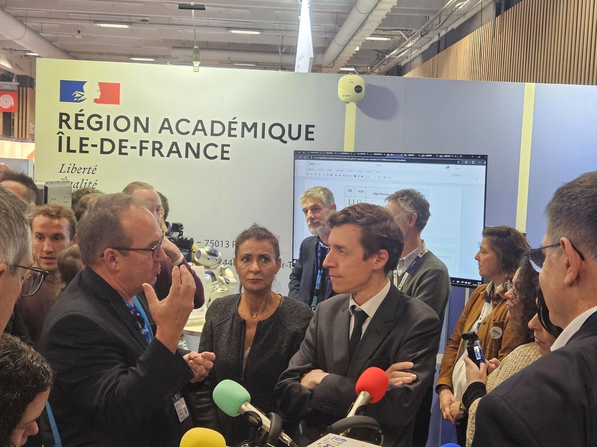 educatechexpo's tweet photo. Ce matin, le ministre de l'Éducation nationale @education_gouv @EdouardGeffray est en visite officielle sur le salon #educatechexpo ! Première étape : la rencontre des enseignant(e)s d'Ile-de-France et de leurs représentants sur le stand de la @RAIledeFrance. https://t.co/Wfz6lp25Gl