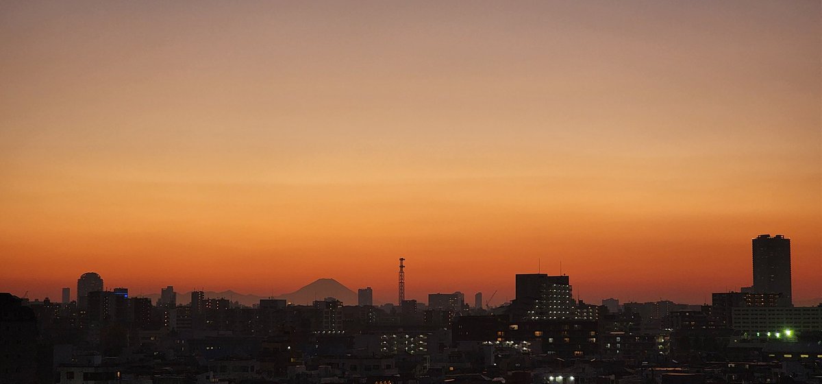 1週間お疲れ様でした～(*´▽｀*)

#夕陽
#夕焼け
#富士山
#影富士