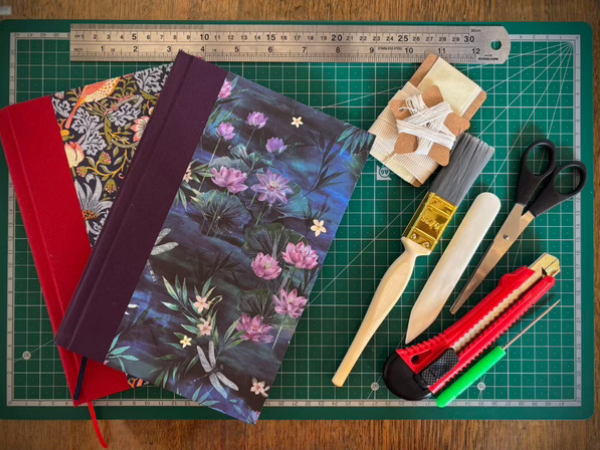 lincmuseumusher's tweet image. Want to learn heritage craft book making techniques and create your own traditional handmade Victorian period notebook?

📷🗓  Sunday 18 January  
⏰ 10am - 3:30pm 
 
📍 Usher Gallery 
 
Please note the workshop is £40 per session: bit.ly/UsherBookbindi…  

#Victorian #Craft