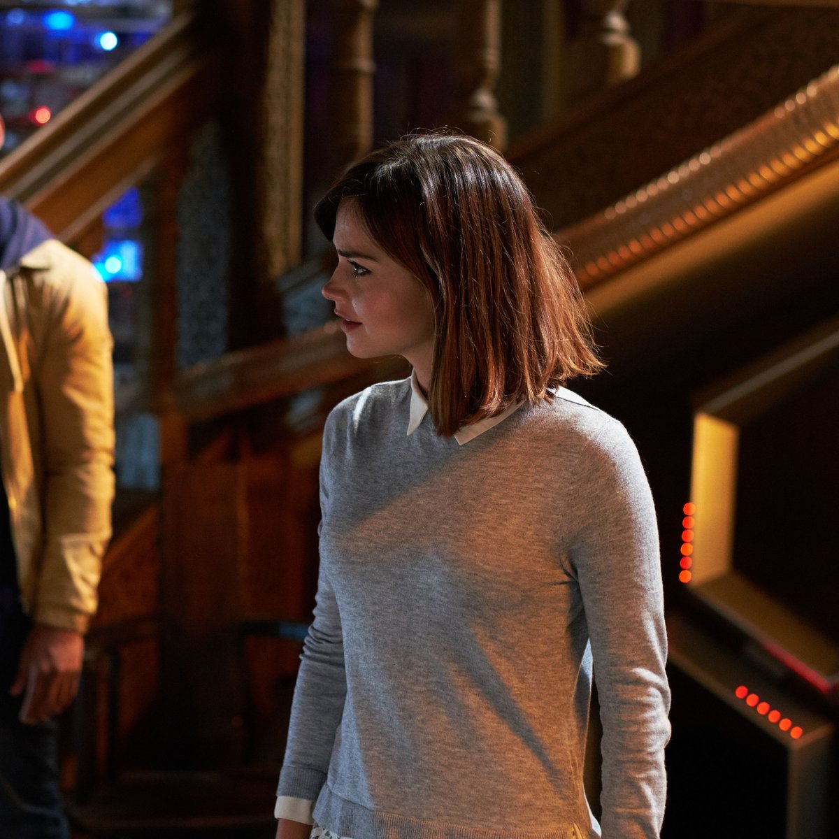 brinatello's tweet photo. For those who watch, anyone ever noticed Clara's grey blouse looks similar to the shirt Gideon wore while in prison? I can't unsee it! 😁 #TheDevilsHour 👿⌛️#PeterCapaldi #GideonShepherd ♟️♾ #DoctorWho #FaceTheRaven #FaceTheRavenTenthAnniversary @Jenna_Coleman_ #ClaraOswald 🪦🐦⬛ https://t.co/NOgqb6tuBE