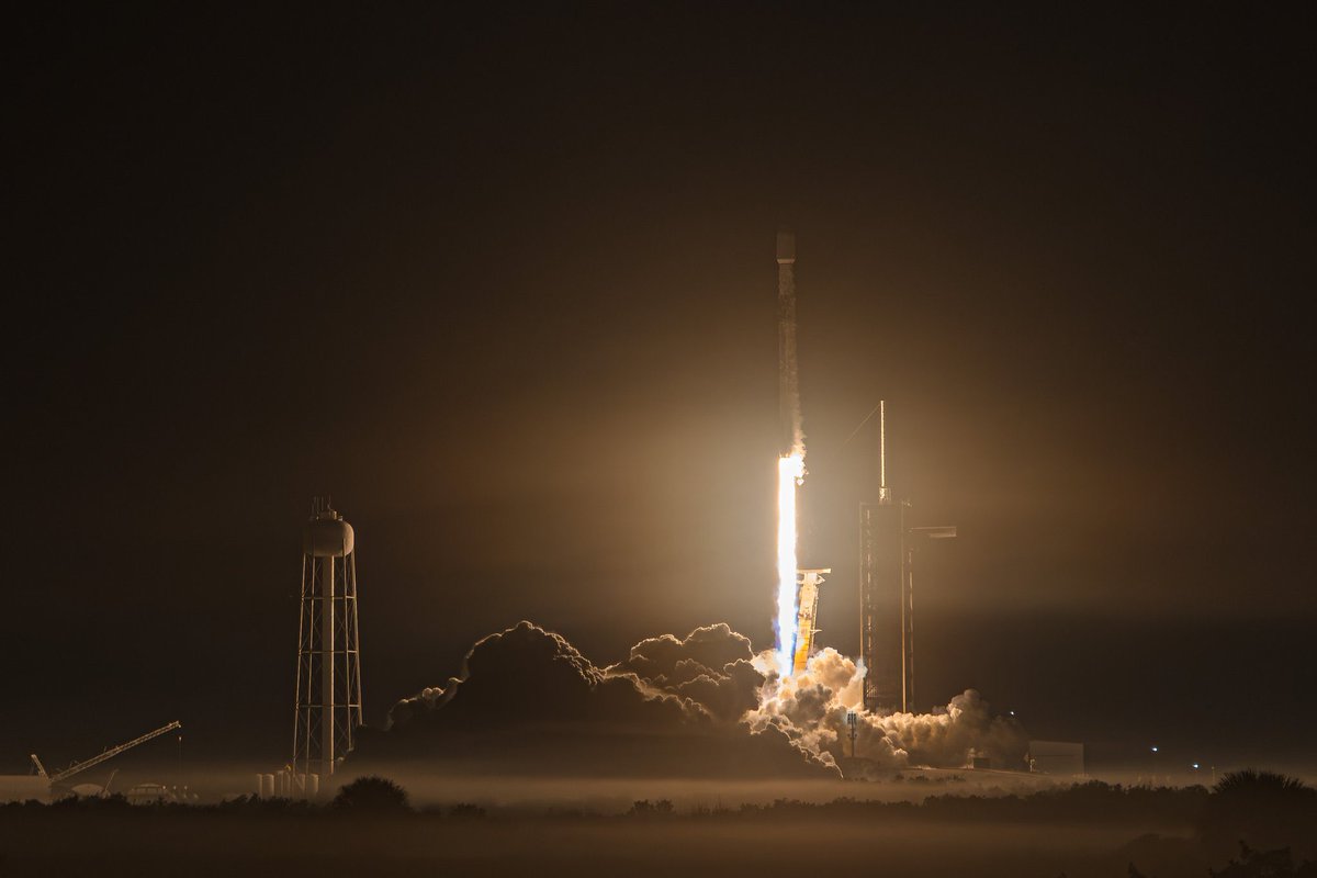 reevemspacemusk's tweet image. Falcon 9 launches 29 @Starlink satellites from Florida