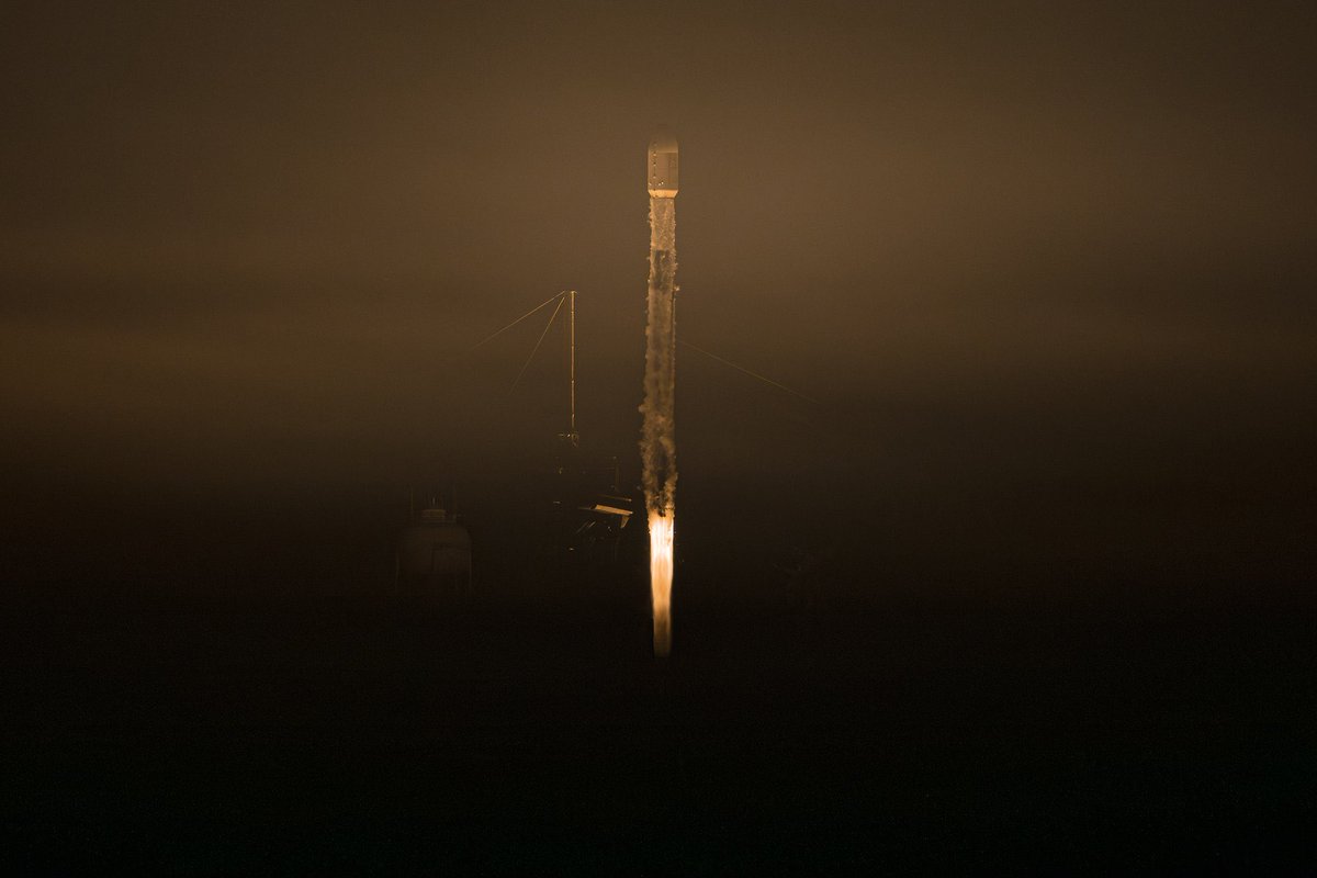 reevemspacemusk's tweet image. Falcon 9 launches 29 @Starlink satellites from Florida