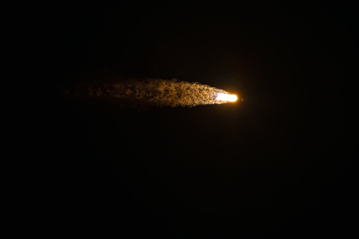 reevemspacemusk's tweet image. Falcon 9 launches 29 @Starlink satellites from Florida