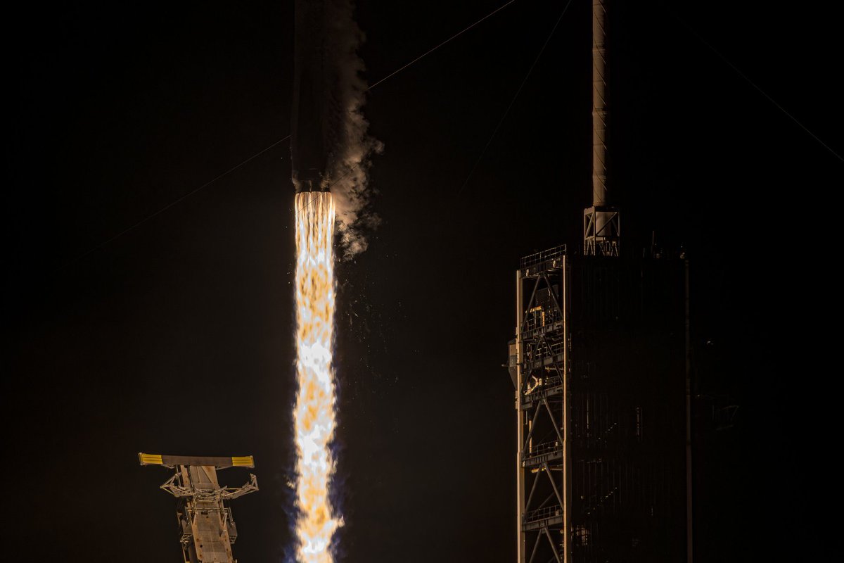 reevemspacemusk's tweet image. Falcon 9 launches 29 @Starlink satellites from Florida