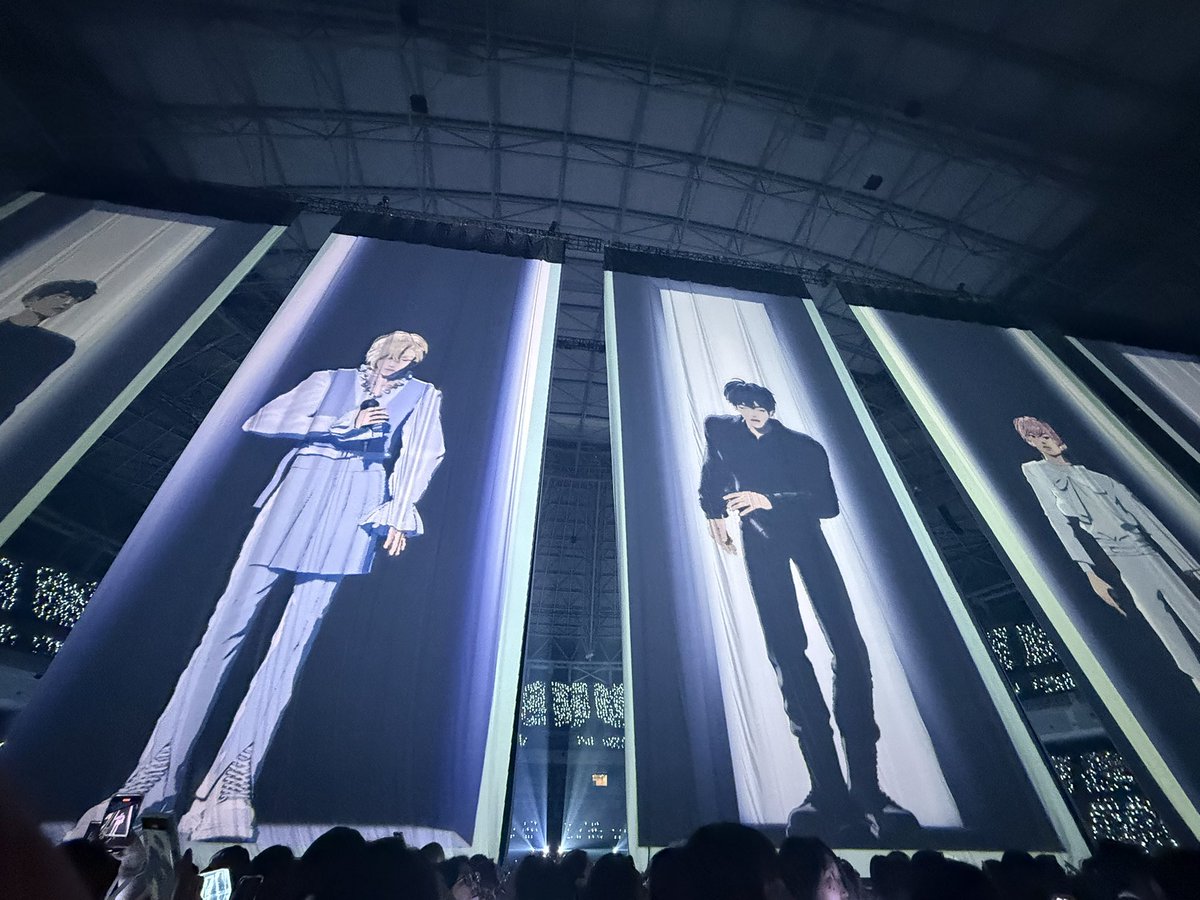 이,,,이게 모예요,,,
왜 제 뒤에.